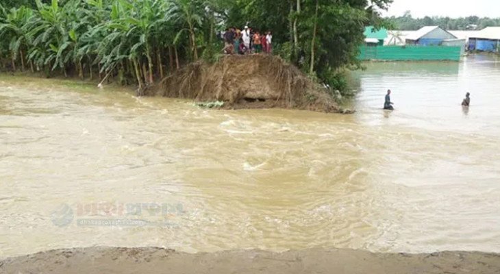 ফেনীতে বেড়িবাঁধের ১০ স্থানে ভাঙন, প্লাবিত ১৫ গ্রাম, পানিবন্দী হাজারো মানুষ